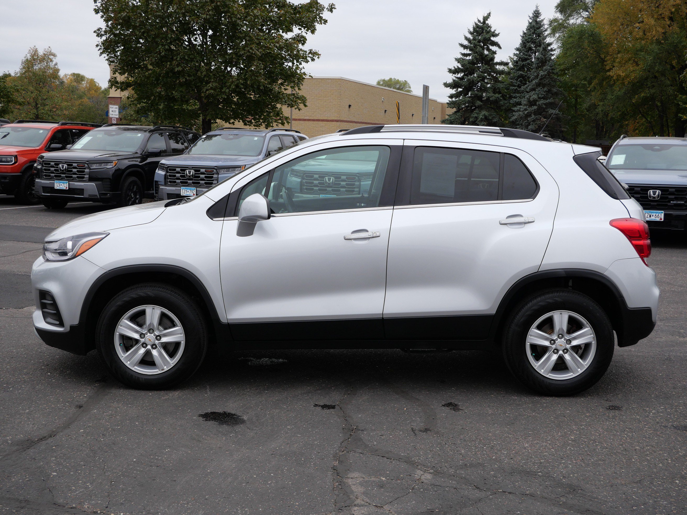 Used 2017 Chevrolet Trax LT w/ LT Convenience Package AWD/4WD image 4