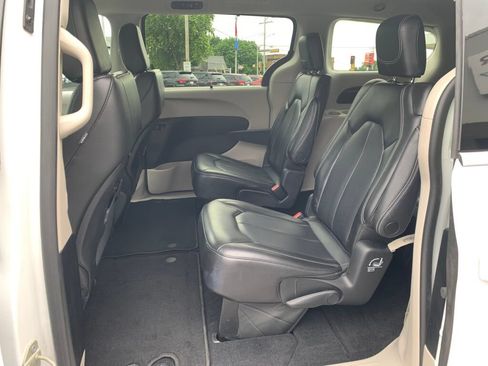 Used 2023 Chrysler Pacifica Touring-L FWD image 21