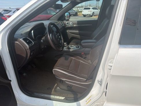 Used 2018 Jeep Grand Cherokee Overland image 2
