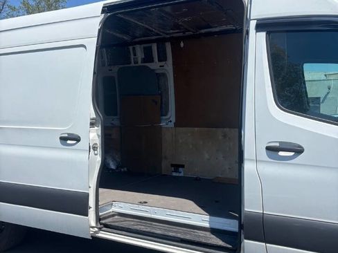 Used 2022 Mercedes-Benz Sprinter 2500 image 12