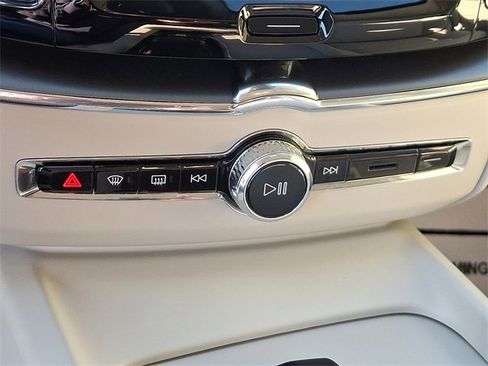 Used 2025 Volvo XC60 B5 Core image 15