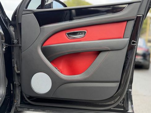 Used 2023 Bentley Bentayga image 34