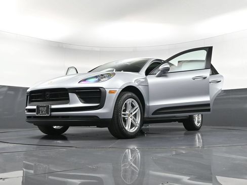 Certified 2025 Porsche Macan AWD/4WD image 37
