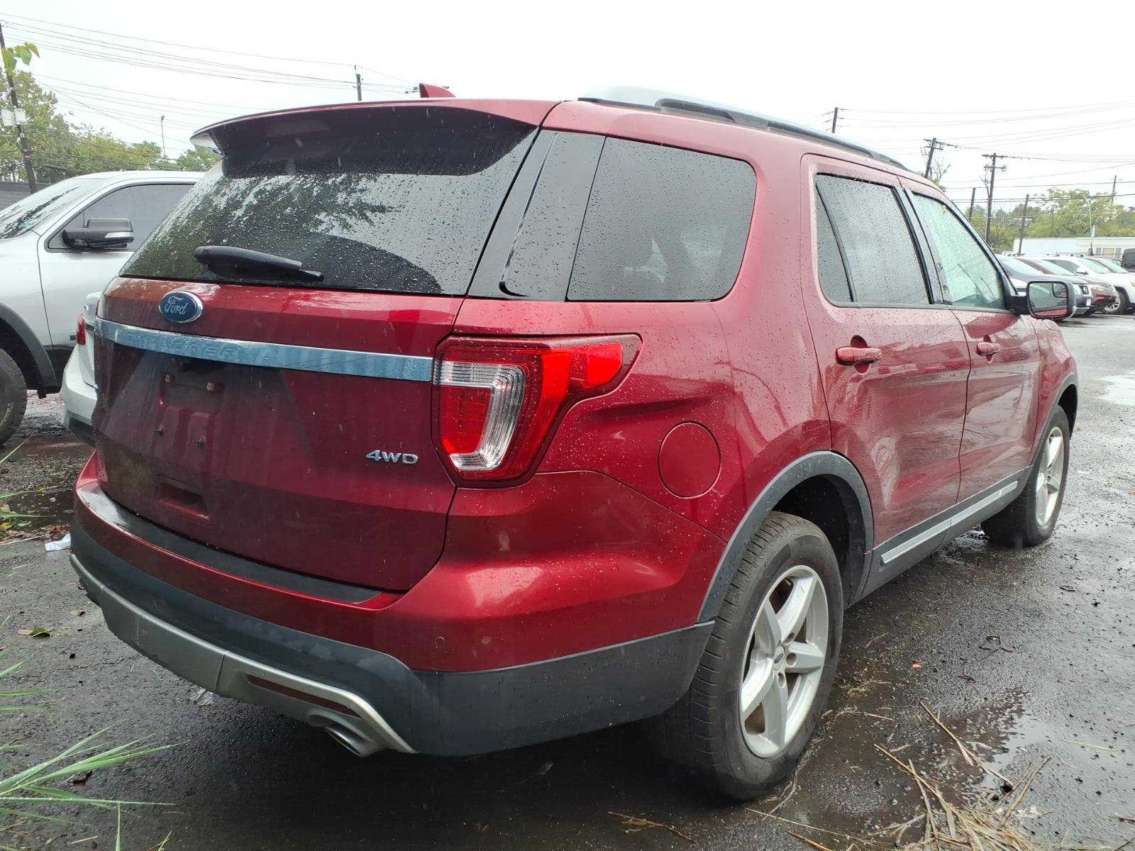 Used 2017 Ford Explorer XLT AWD/4WD image 4