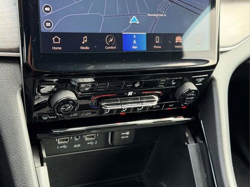 Used 2023 Jeep Grand Cherokee Limited AWD/4WD image 5