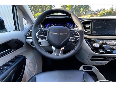 Used 2024 Chrysler Pacifica Touring-L FWD image 5