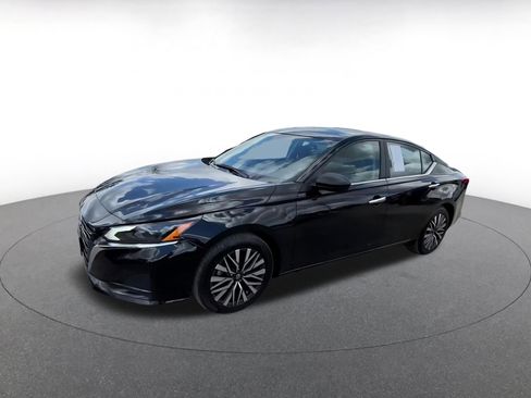 Used 2025 Nissan Altima 2.5 SV FWD image 8