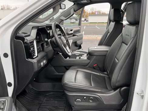 Used 2025 GMC Sierra 2500 Denali image 3