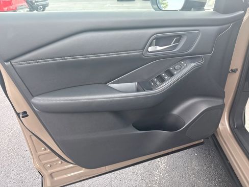 Used 2024 Nissan Rogue SV w/ SV Premium Package FWD image 12
