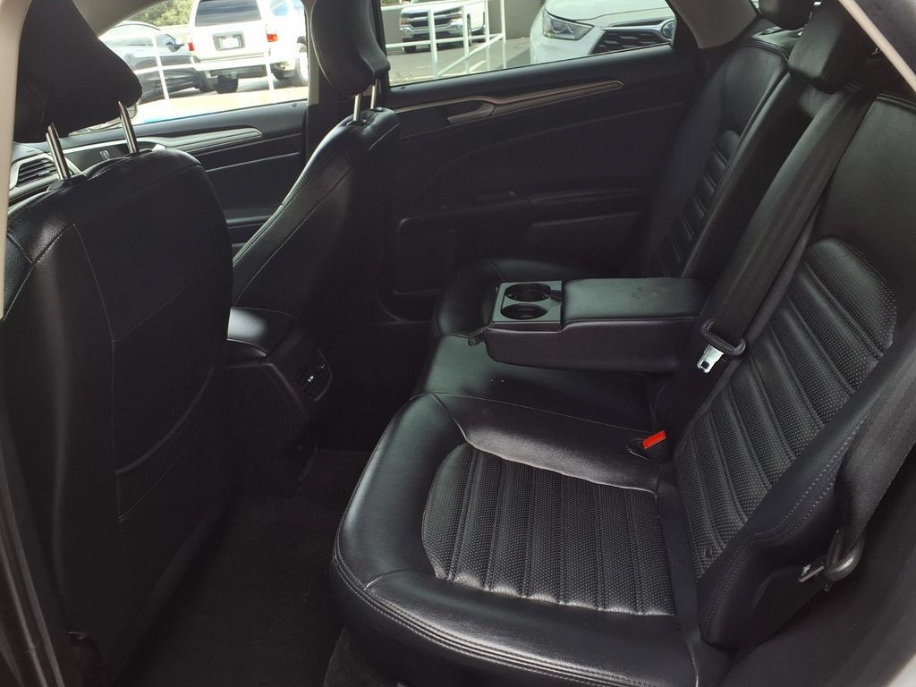 Used 2019 Ford Fusion SE FWD image 22