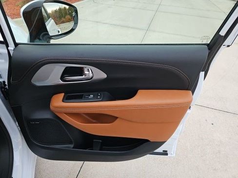 New 2026 Chrysler Pacifica Pinnacle image 15