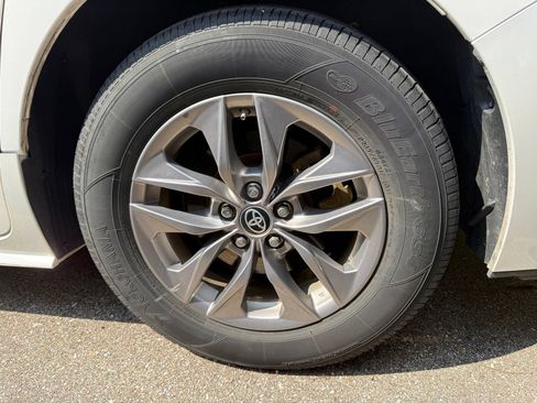 Used 2025 Toyota Sienna LE FWD image 10