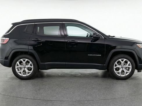 Used 2025 Jeep Compass Latitude AWD/4WD image 11