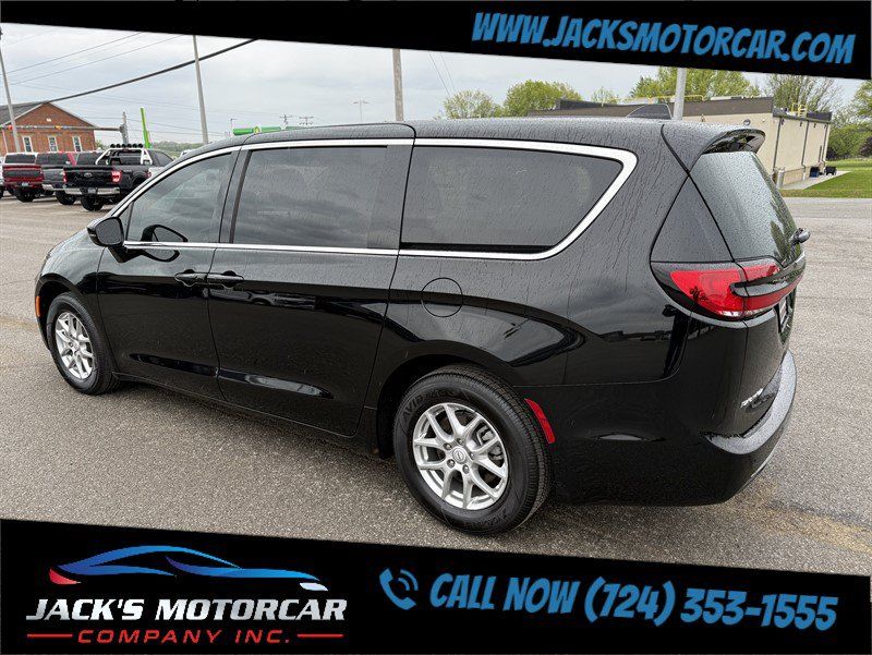 Used 2026 Chrysler Pacifica Select FWD image 3