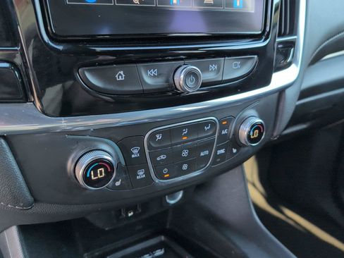 Used 2022 Chevrolet Traverse LT FWD image 18