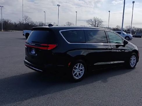 Used 2024 Chrysler Pacifica Touring-L image 8