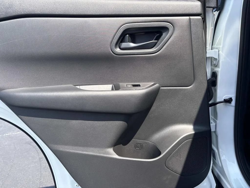 Used 2025 Nissan Rogue S FWD image 17