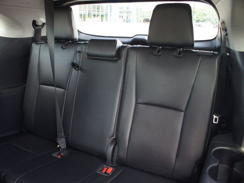Used 2021 Toyota Highlander XLE FWD image 16