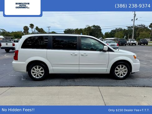 Used 2016 Chrysler Town & Country LX FWD image 4
