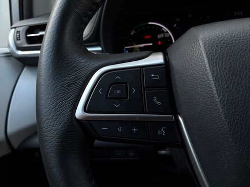 Used 2025 Toyota Sienna XLE FWD image 40