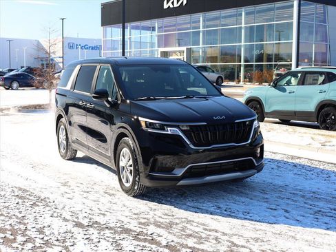 Used 2023 Kia Carnival LX image 2