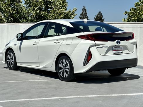 Used 2017 Toyota Prius Prime Premium FWD image 3