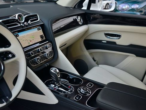 Used 2023 Bentley Bentayga AWD/4WD image 7