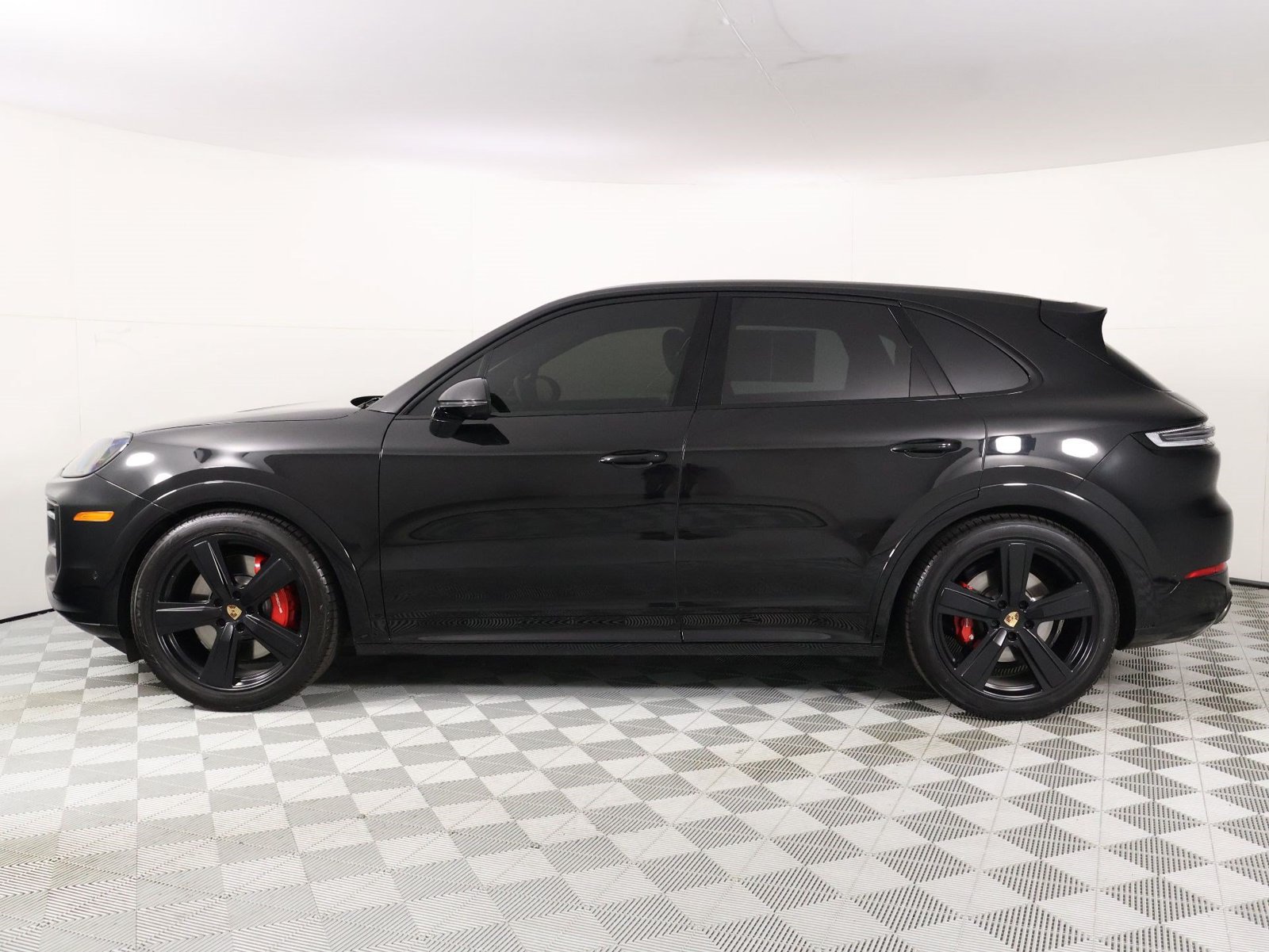 Certified 2025 Porsche Cayenne GTS AWD/4WD image 2