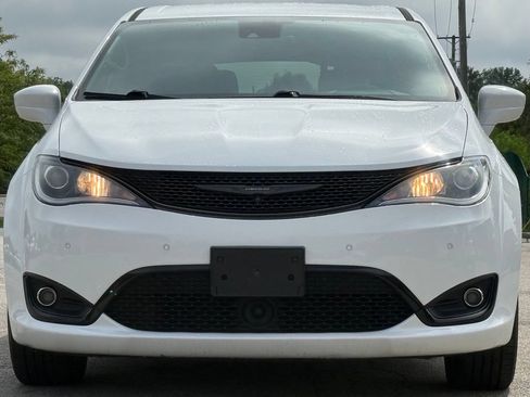 Used 2019 Chrysler Pacifica Touring Plus w/ Advanced Safetytec Group FWD image 9