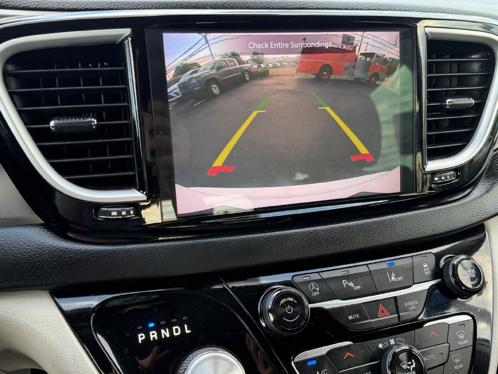 Used 2022 Chrysler Pacifica Touring-L FWD image 28