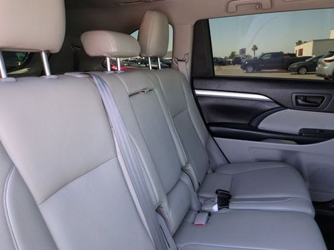 Used 2018 Toyota Highlander Plus FWD image 19