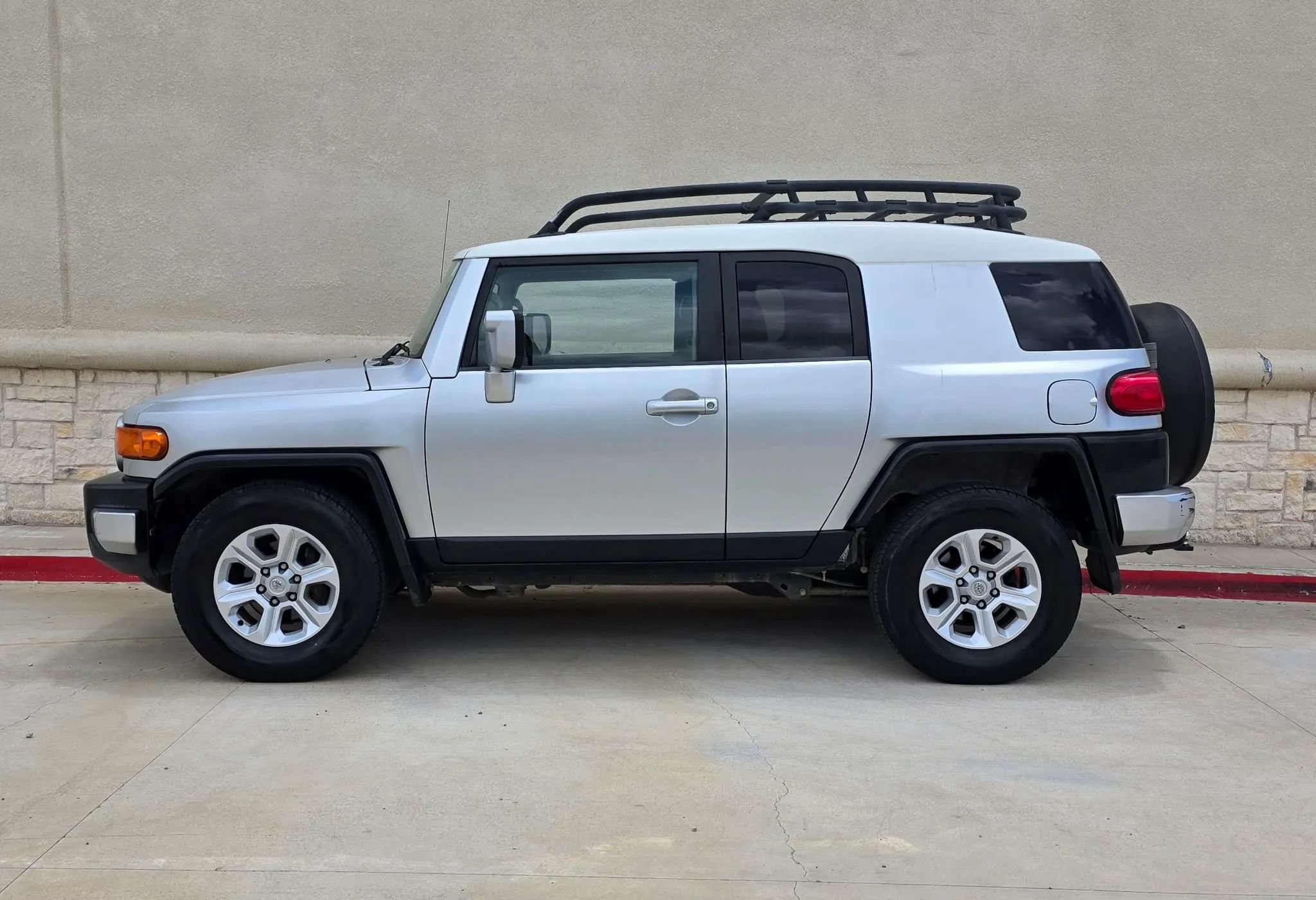 Used 2007 Toyota FJ Cruiser 2WD w/ Convenience Pkg image 2