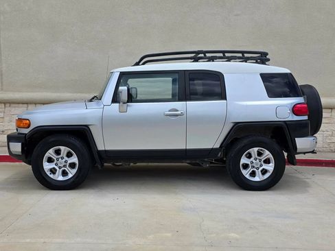 Used 2007 Toyota FJ Cruiser 2WD image 2