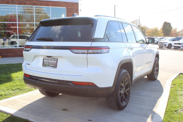 Used 2024 Jeep Grand Cherokee Altitude AWD/4WD image 31