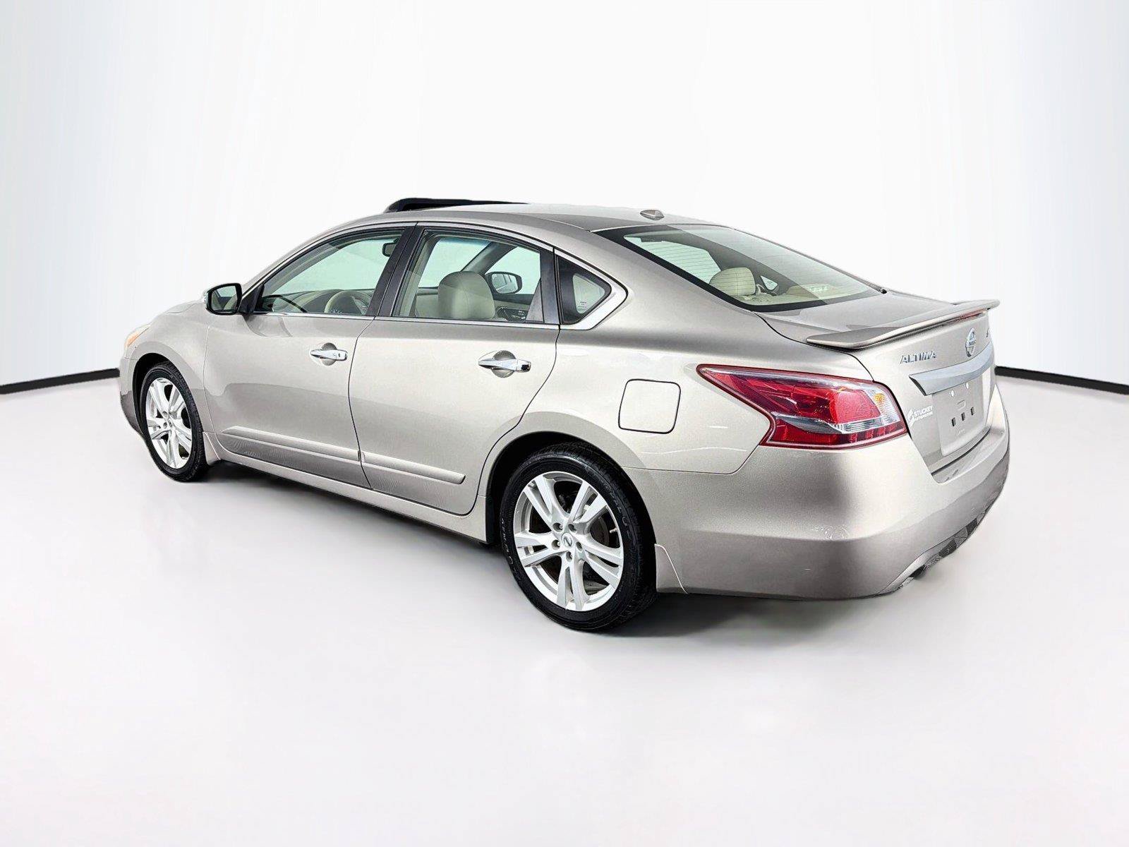 Used 2013 Nissan Altima 3.5 SL w/ Technology Pkg FWD image 9