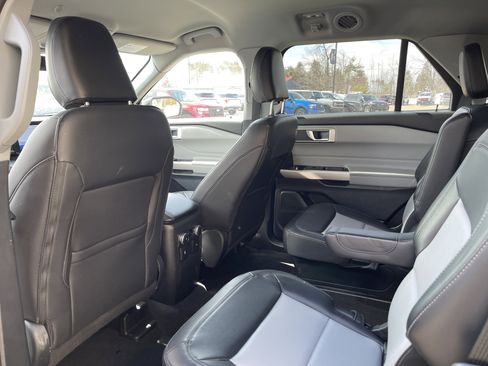 Used 2022 Ford Explorer XLT w/ Equipment Group 202A image 11