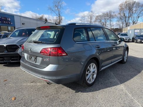 Used 2017 Volkswagen Golf Alltrack S image 3