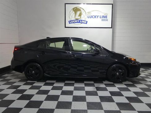 Used 2022 Toyota Prius FWD image 6
