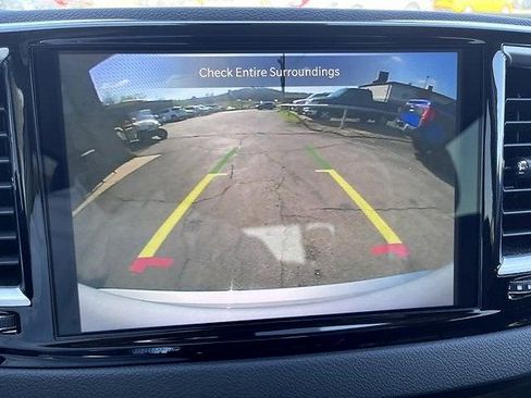 Used 2024 Chrysler Pacifica Touring-L FWD image 16
