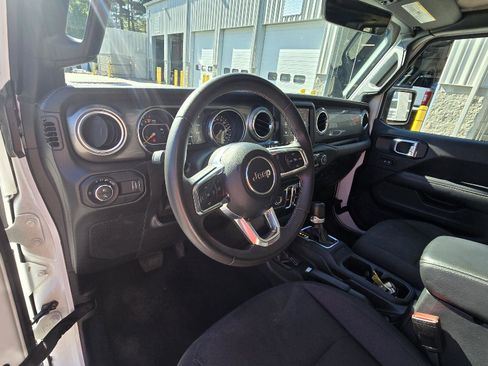 Used 2023 Jeep Gladiator Overland image 10