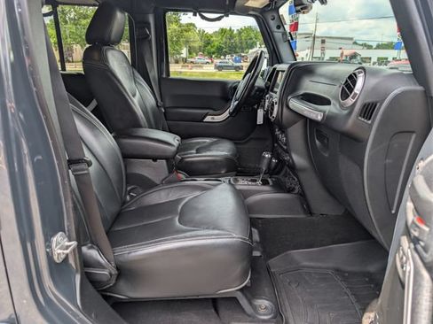 Used 2016 Jeep Wrangler Unlimited Sahara w/ Connectivity Group AWD/4WD image 12