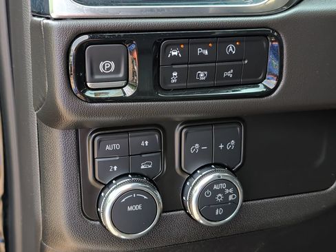 Used 2025 GMC Yukon XL Denali AWD/4WD image 14