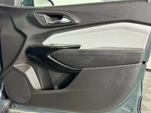 Used 2025 Chevrolet Trax LT image 38