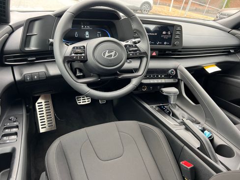 New 2025 Hyundai Elantra Sport FWD image 13