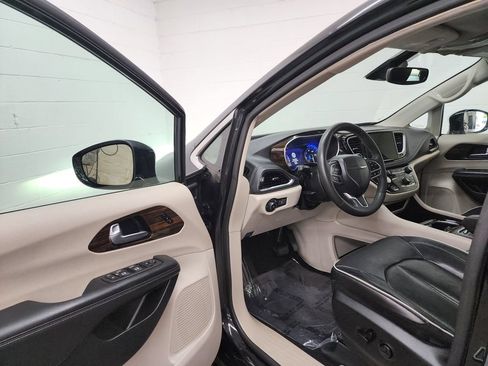 Used 2023 Chrysler Pacifica Limited FWD image 11