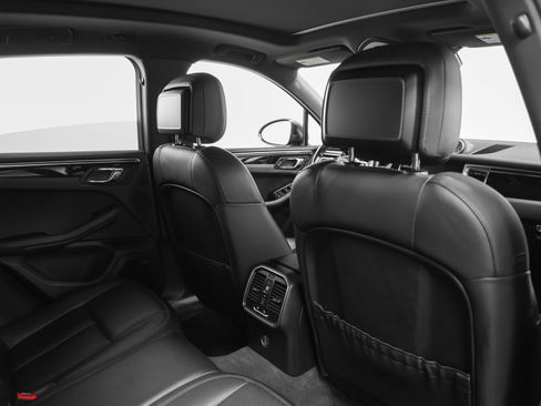Certified 2017 Porsche Macan AWD/4WD image 22
