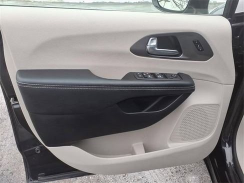 Used 2022 Chrysler Pacifica Touring-L image 8