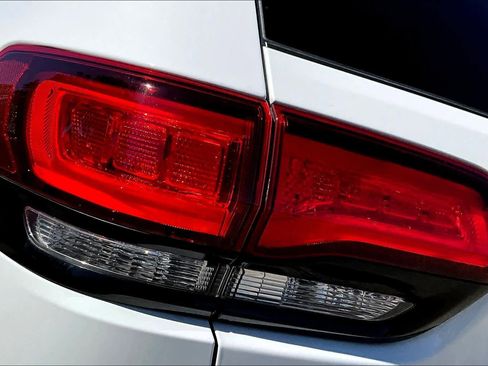 Used 2019 Jeep Grand Cherokee Altitude image 27