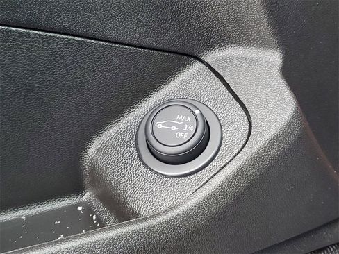 Used 2023 GMC Terrain SLE w/ Driver Convenience Package image 17