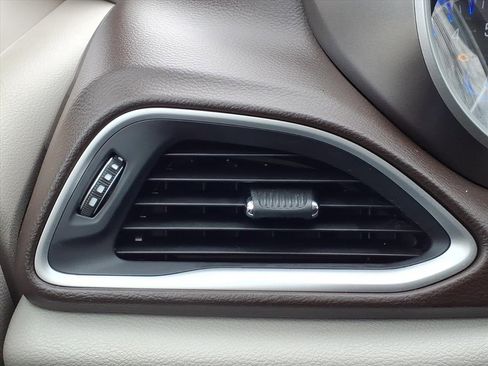 Used 2017 Chrysler Pacifica Touring image 24